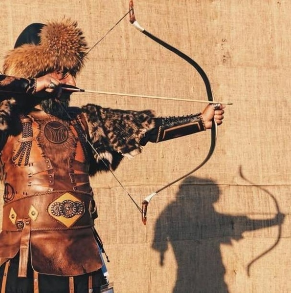 Tarihî deri zırh ve deri işçiliği görseli