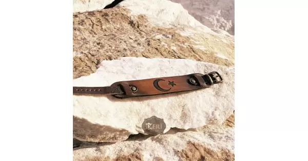 Real DeriSitesi BK016 crescent and star leather bracelet with single buckle, approximately 1.2 inches (3 cm) wide