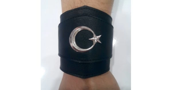 Leather bracelet size guide product example: real Bİ03 adjustable leather bracelet with crescent and star motif