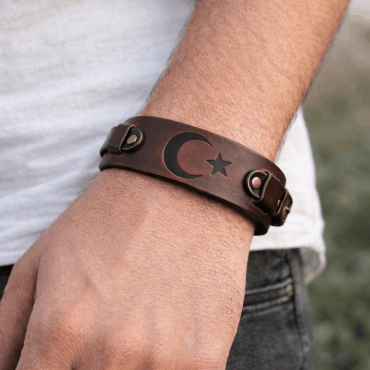 Ay Yıldız Baskılı Tek Tokalı Deri Bileklik Modelimiz - Kolye Hediyeli - BK016 Ay Yıldız Baskılı Tek Tokalı Deri Bileklik Modelimiz - Kolye Hediyeli - BK016