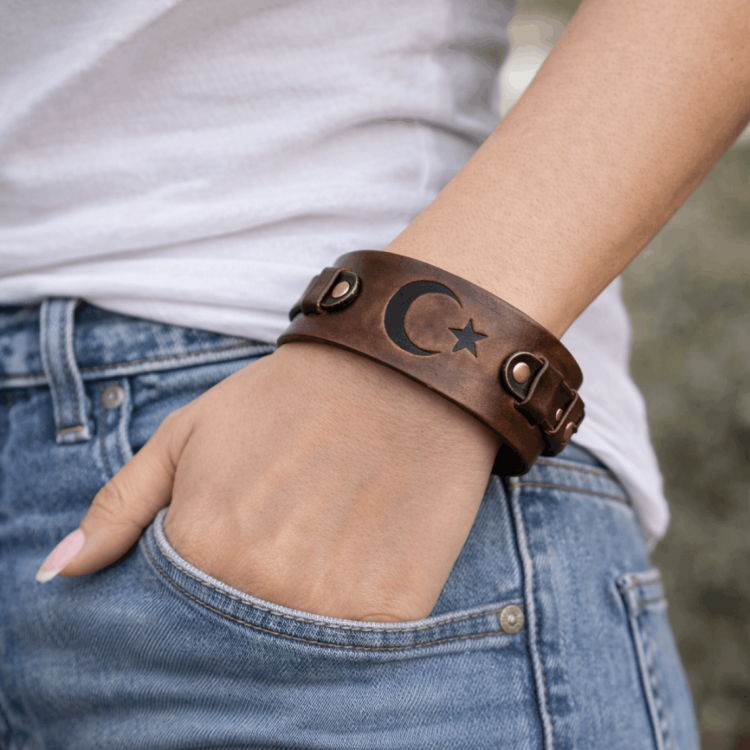 Ay Yıldız Baskılı Tek Tokalı Deri Bileklik Modelimiz - Kolye Hediyeli - BK016 Ay Yıldız Baskılı Tek Tokalı Deri Bileklik Modelimiz - Kolye Hediyeli - BK016