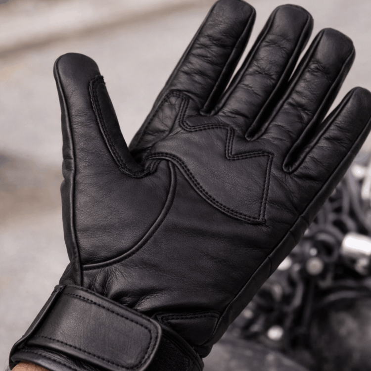 Hakiki dana derisi siyah motorcu eldiveni, parmak boğumları ve avuç içi korumalı, cırt cırtlı bilek kayışlı, miflon astarlı detay görünümü