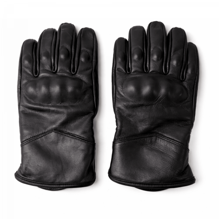 Hakiki dana derisi siyah motorcu eldiveni, parmak boğumları ve avuç içi korumalı, cırt cırtlı bilek kayışlı, miflon astarlı detay görünümü