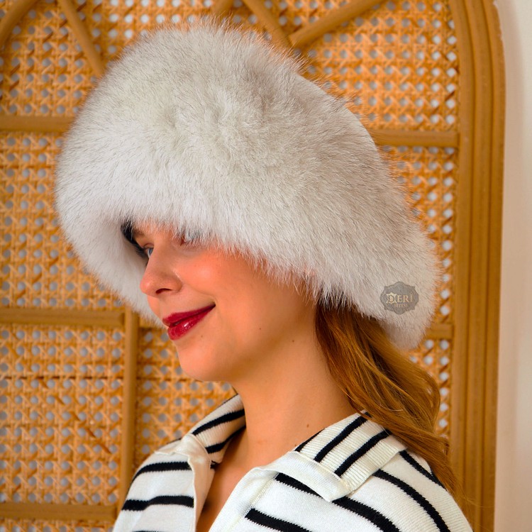 Derisitesi'nden Beyaz Tilki Kürklü Şapka: Kış Stilinize Lüks Bir Dokunuş