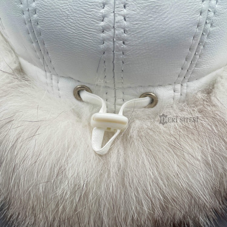 Derisitesi'nden Beyaz Tilki Kürklü Şapka: Kış Stilinize Lüks Bir Dokunuş