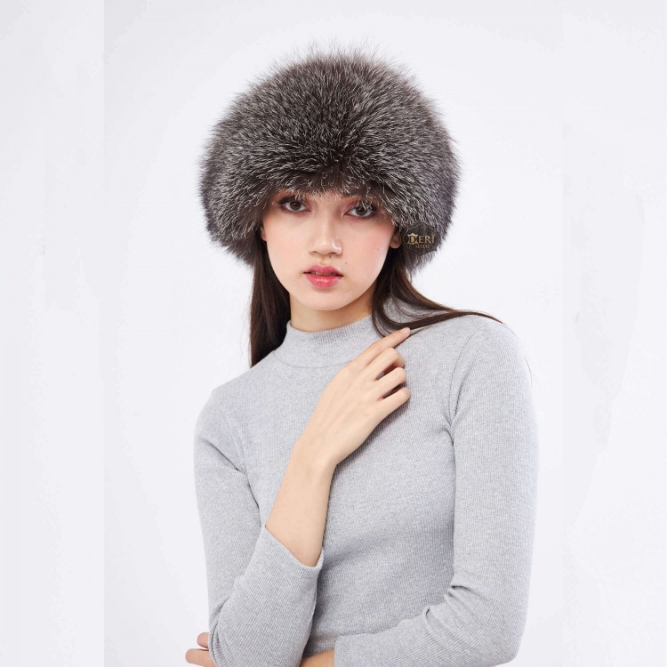 Soğuktan Korunurken Şık Görünün: Frost Tilki Kürklü Kadın Deri Şapka