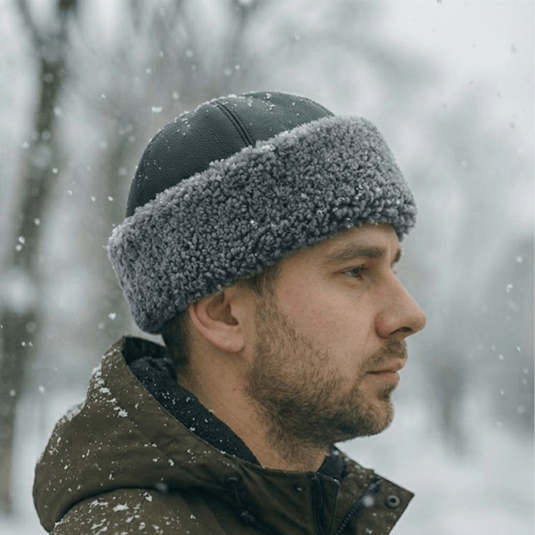 Gri Renk Kıvırcık Tüylü İçi Kürklü Outdoor Deri Şapka - Serdar Modeli - Ş074 Gri Renk Kıvırcık Tüylü İçi Kürklü Outdoor Deri Şapka - Serdar Modeli - Ş074