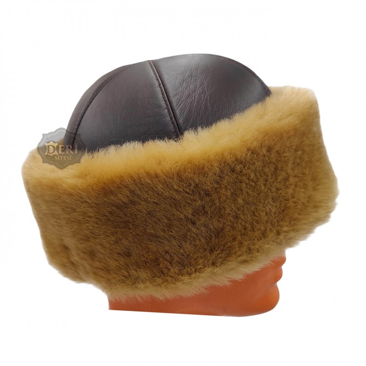 Kahverengi Deri Şapka ile Kış Soğuğuna Karşı Şık ve Sıcak Kalın