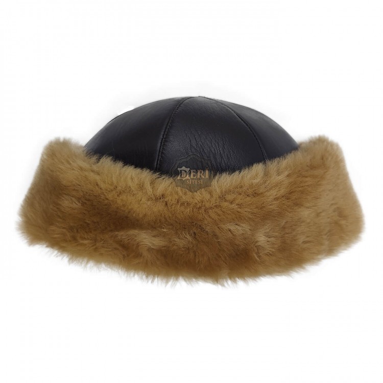 Kahverengi Deri Şapka ile Kış Soğuğuna Karşı Şık ve Sıcak Kalın