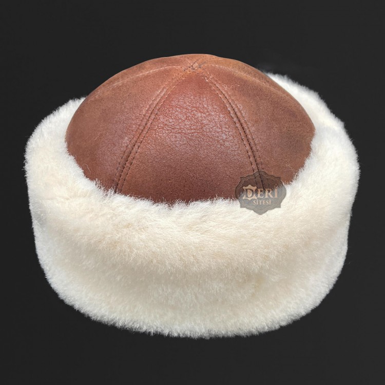 Kışa Sıcak Bir Merhaba: Beyaz Kürklü Kahverengi Deri Şapka