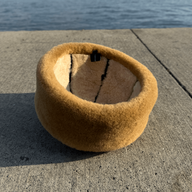 Kahverengi erkek deri börk, hakiki kuzu kürkü ile üretilmiş kışlık geleneksel başlık Kahverengi erkek deri şapka, hakiki kuzu kürkü ile üretilmiş kışlık geleneksel börk