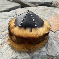 Tarihi Türk Börk Modeli - Alp Er Tunga İsimli Kurt Kürkü Desenli Deri Sivri Tepeli Börk Tarihi Türk Börk Modeli - Alp Er Tunga İsimli Kurt Kürkü Desenli Deri Sivri Tepeli Börk