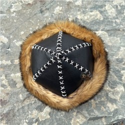 Tarihi Türk Börk Modeli - Alp Er Tunga İsimli Kurt Kürkü Desenli Deri Sivri Tepeli Börk Tarihi Türk Börk Modeli - Alp Er Tunga İsimli Kurt Kürkü Desenli Deri Sivri Tepeli Börk