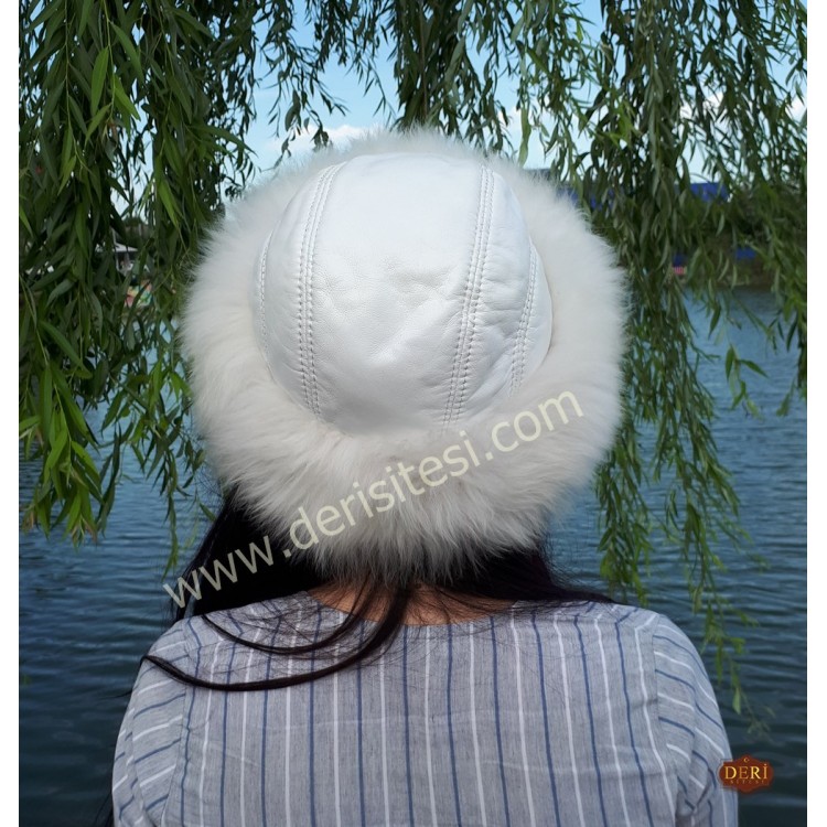 Akça Beyaz Renk Kuzu Kürklü Kadın Deri Börk, Şapka Modelimiz - BŞ154