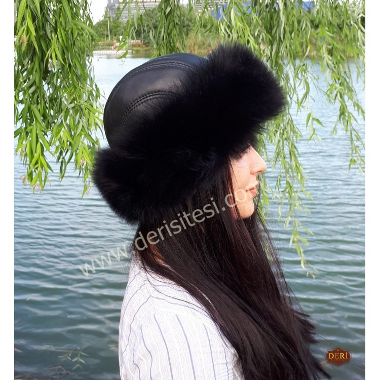 Uçkara Siyah Renk Kuzu Kürklü Kadın Deri Börk, Şapka Modelimiz - BŞ156