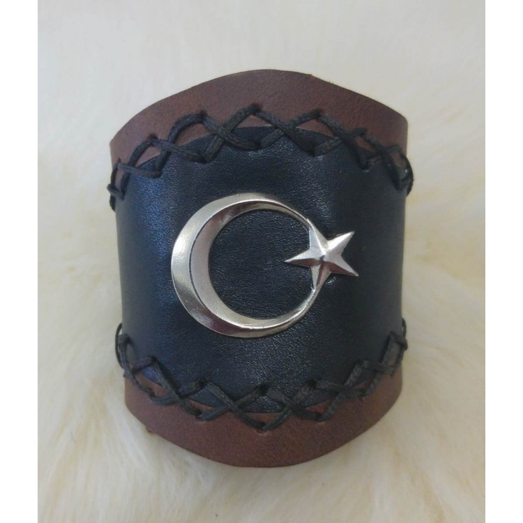 El İşi Örgülü Ay Yıldız Deri Bileklik Modelimiz El İşi Örgülü Ay Yıldız Deri Bileklik Modelimiz