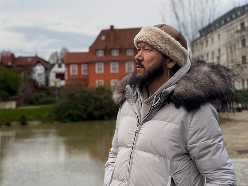 Outdoor kullanım için hakiki deri bere şapka modeli – kışlık şehir içi kombin önerisi