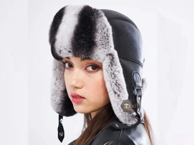 Yuvarlak yüz için kürklü deri ushanka kadın şapka modeli Yuvarlak yüz tipi için uygun kadın tavşan kürklü deri ushanka şapka – kışlık şapka modeli önerisi